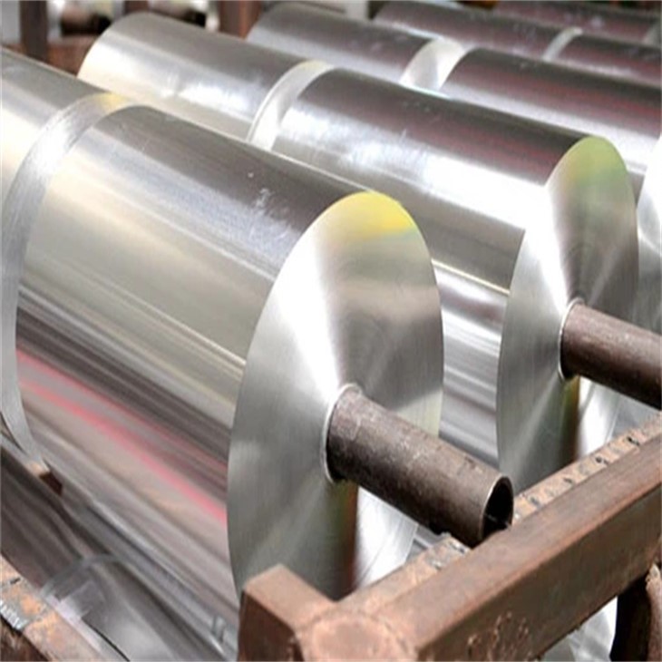 Lá nhôm để ngăn đồ dùng bằng bạc bị xỉn màu
